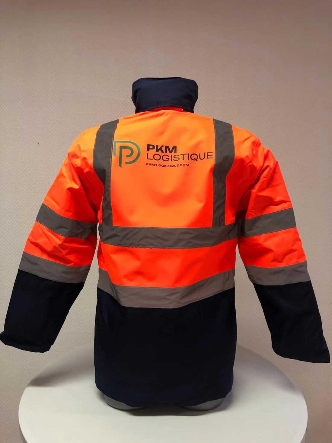 Parka de travail brodée aux couleurs de PKM Logistique